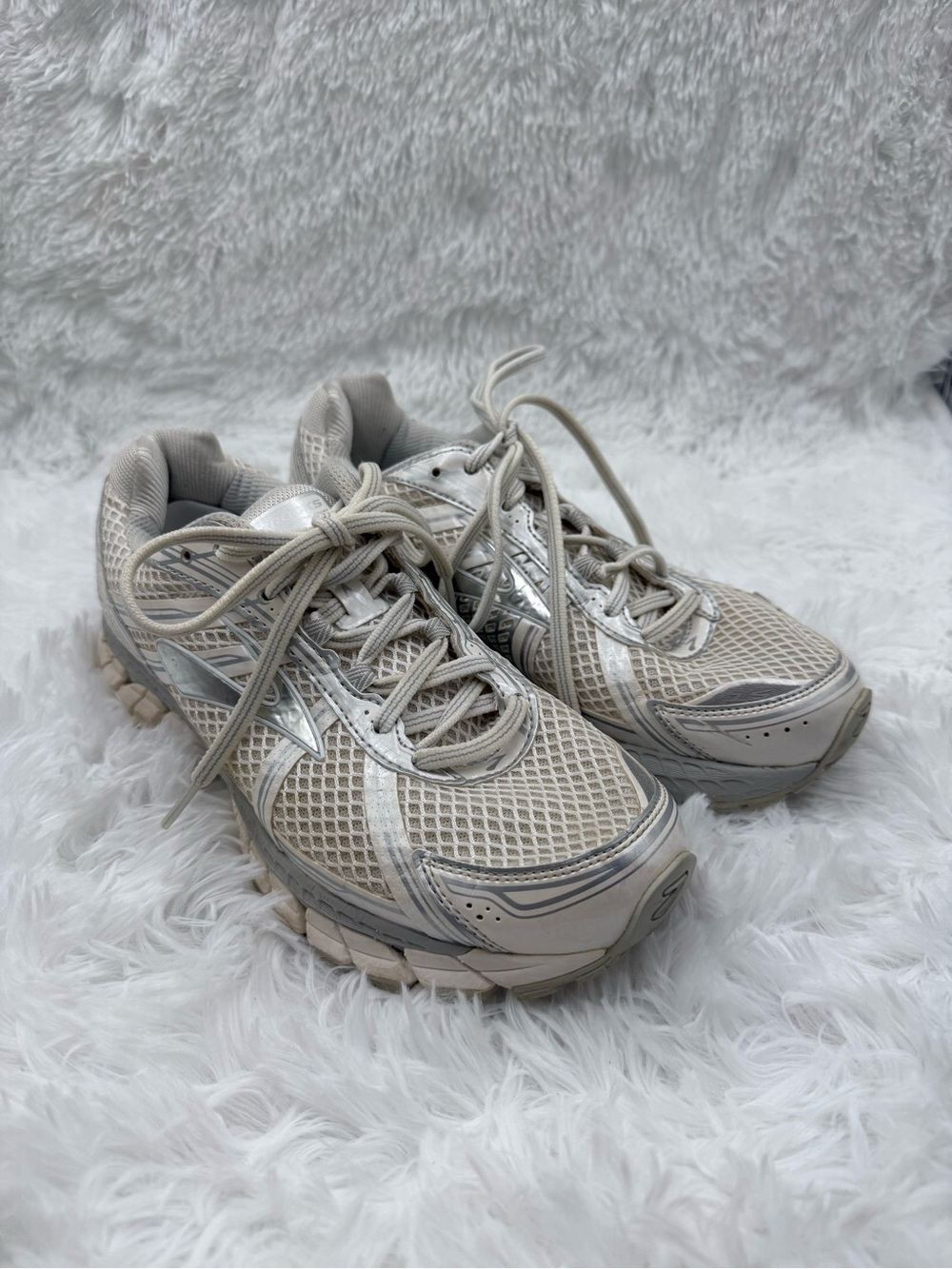 Brooks Sneakers Size 9.5 White & Silver Mesh Adrenaline GTS 15 Running Shoes